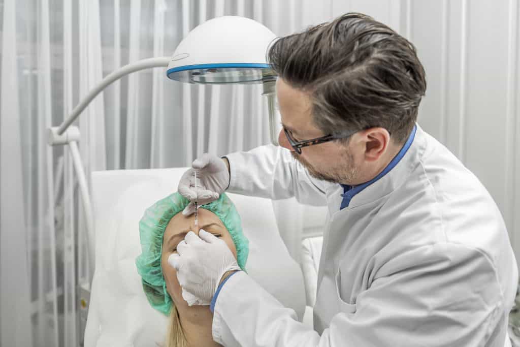 Stirnfalten Krähenfüssen Lachfalten entfernen Hautarzt Dr. Schnitzler Zürich-Enge