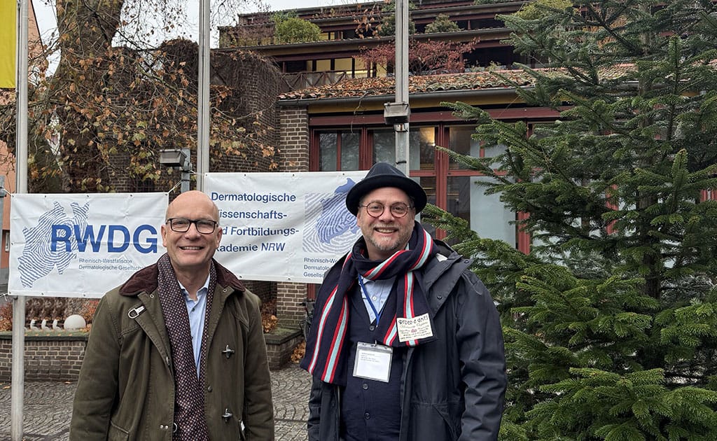Dr. Hero Schnitzler und Dr. Jörg-Ulrich Fechner bei einer dermatologischen Fortbildung